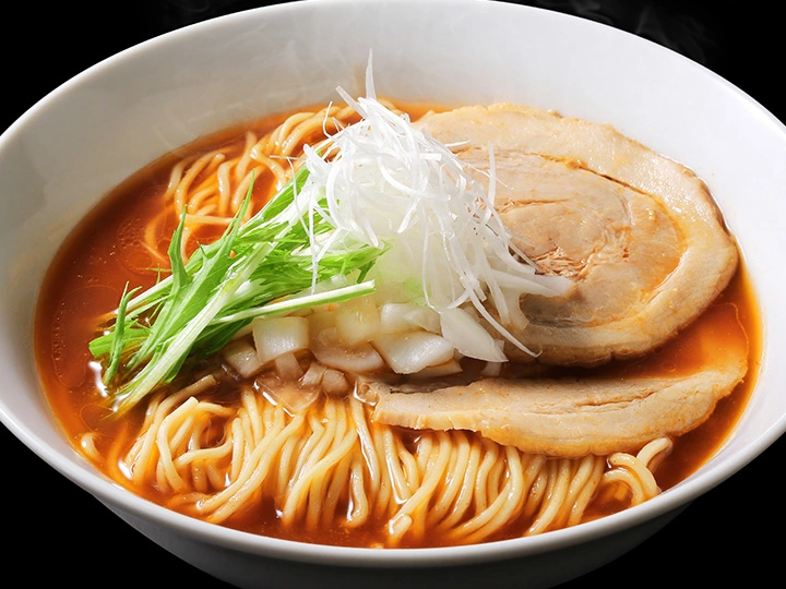 宅麺.com <音駒高校コラボ：麺屋 音>　だしの旨み溶け合うコク旨トマトらぁ麺