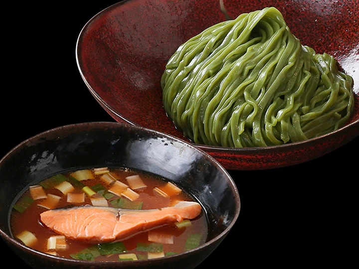 饗 くろ㐂 みやぎサーモンのつけそば〜小松菜練り込み麺〜