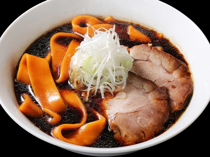 宅麺.com <烏野高校コラボ：手打ち 陰日向>　生姜香り立つ 極太ブラック醤油ラーメン